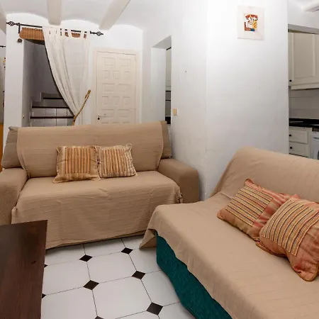 Chalet Adosado De Dos Plantas. Wifi Gratis. Villa